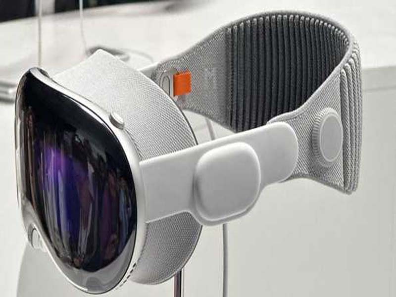 Vision Pro mixed reality headset is unveiled by Apple.