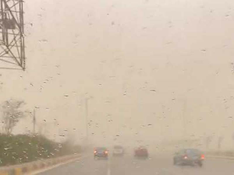 As a severe sandstorm hits Egypt’s capital, a billboard collapses, leaving one dead and five wounded.