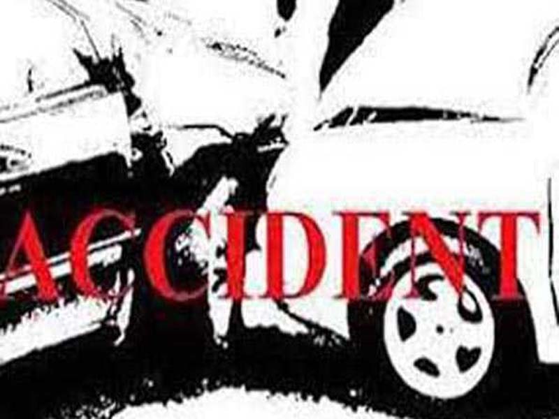 Three young people were murdered when a two-wheeler hit a divider.