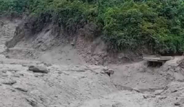 Central Colombian landslide leaves 6 dead and 11 missing.