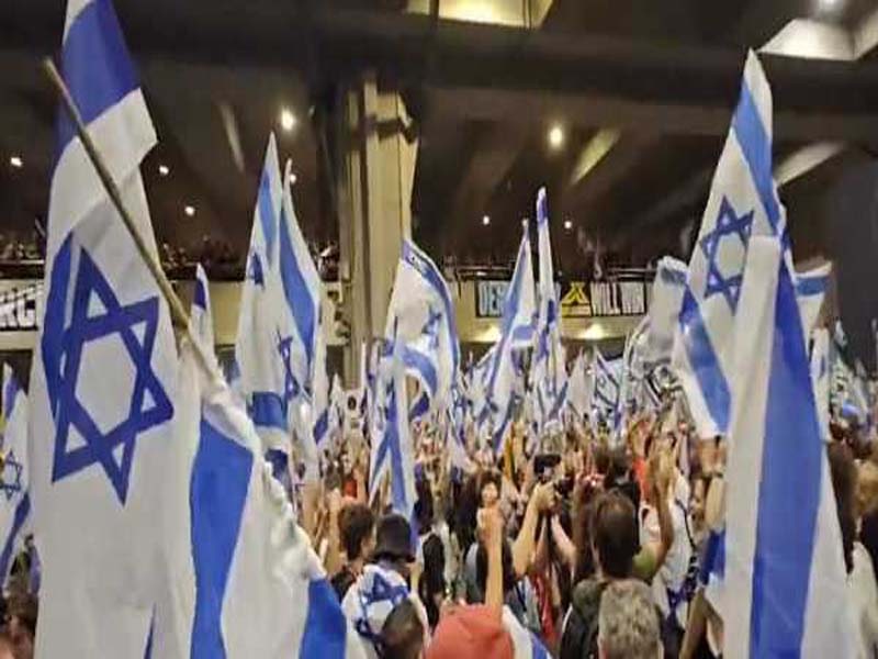 At Israel’s Ben Gurion Airport, police disrupt a protest against the government.