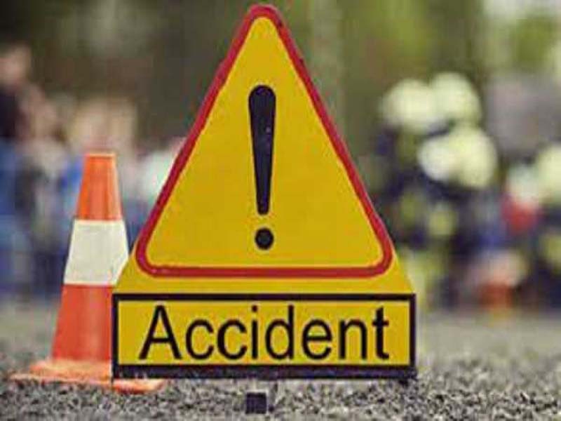 8 people are murdered when a US bus crashes in Mexico.