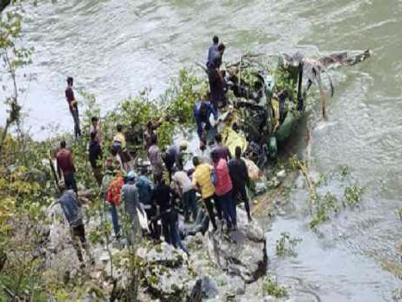 J&K: Northern Command evacuates 3 injured servicemen after an Army chopper crashes in Kishtwar.