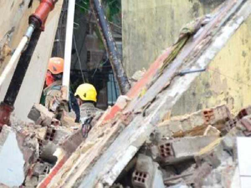 Building collapse in northern Brazil results in at least 3 deaths and 10 missing.
