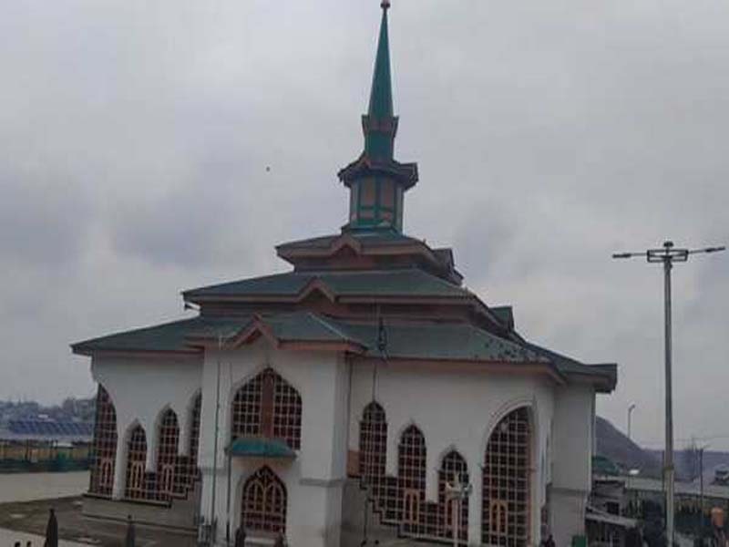 On the yearly Urs, thousands of devotees visit Charar-e-Sharief and offer their respects.