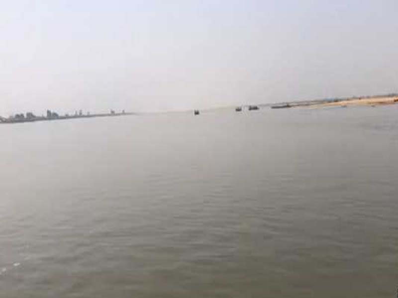 Following a Nigerian boat capsize, 17 bodies were found.