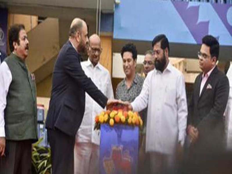 Maha CM unveils Sachin Tendulkar’s statue at Wankhede Stadium