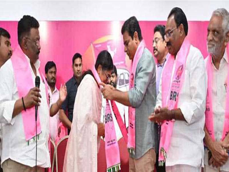 Palvai Sravanti, a former Congress leader, joins BRS