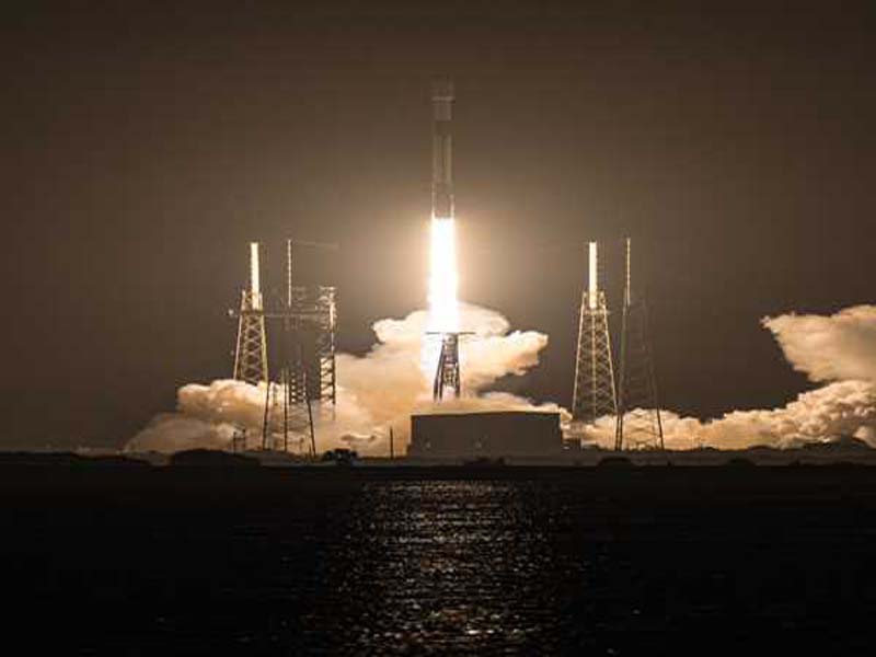 23 additional Starlink internet satellites are launched into orbit by SpaceX.