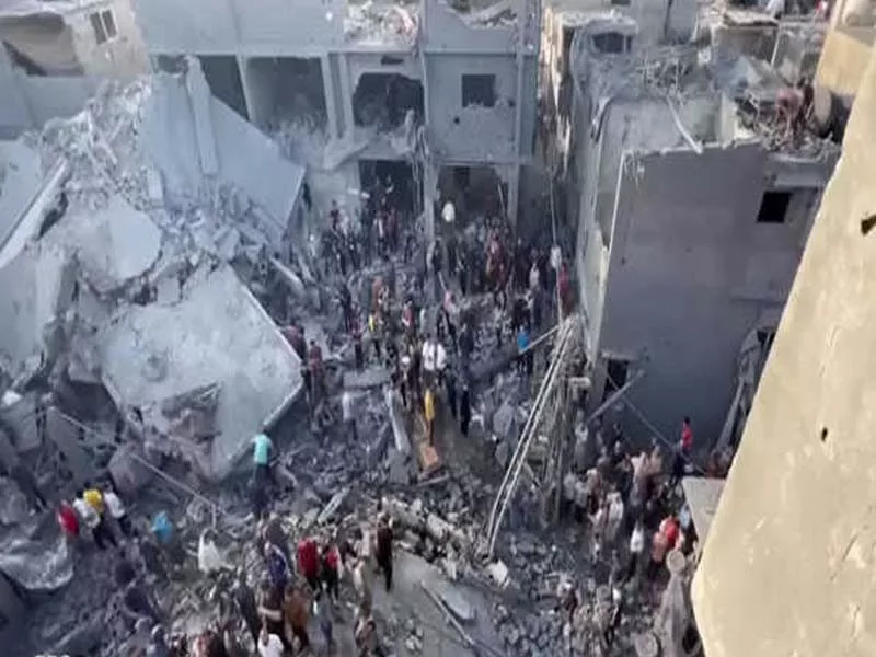 Israeli strikes in the Gaza Strip have claimed over 15,500 lives.
