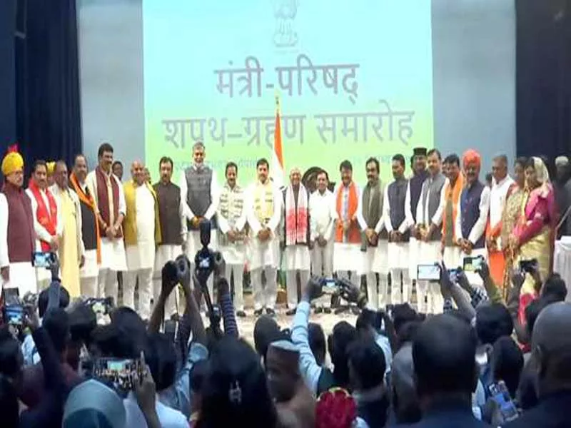 28 MLAs are sworn in as MP ministers.