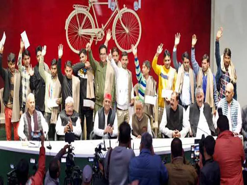 Akhilesh thanks the rat miners who saved the tunnel.