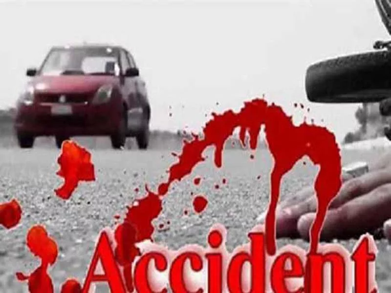 In AP, a car and an autorickshaw collide, killing four and injuring five.