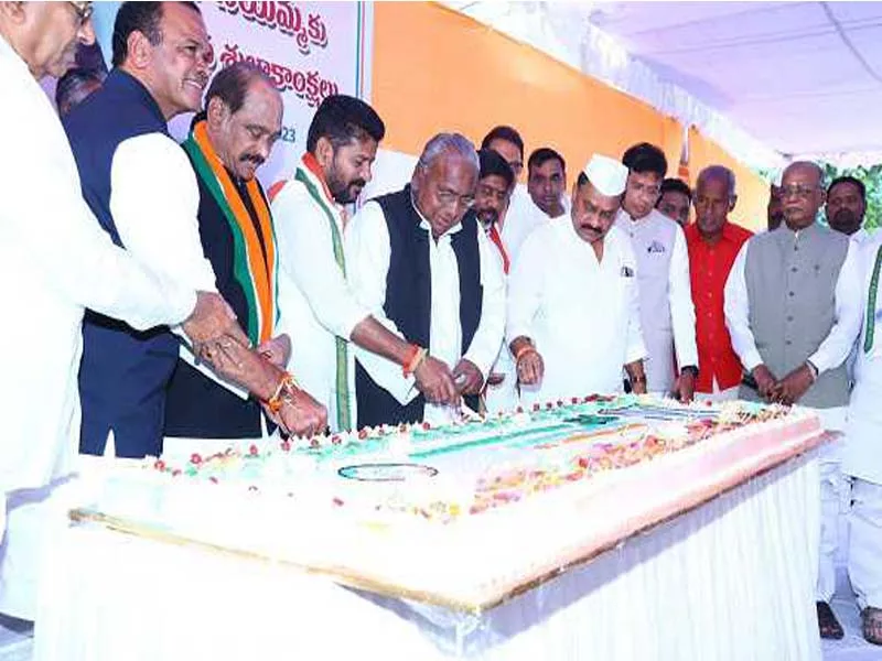 In honor of Sonia’s birthday, Telangana Cong cuts a 78-kg cake at Gandhi Bhavan.