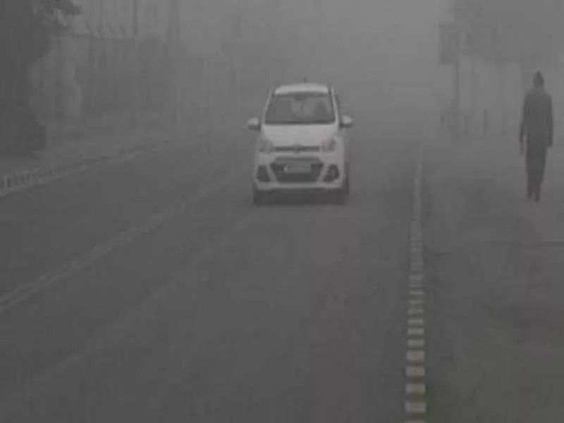 With heavy fog, Kashmir shivers as the temperature drops.