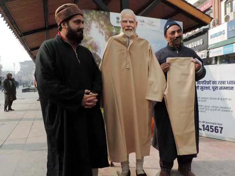 J&K: On International Pheran Day, the PM is draped in a “Pheran”