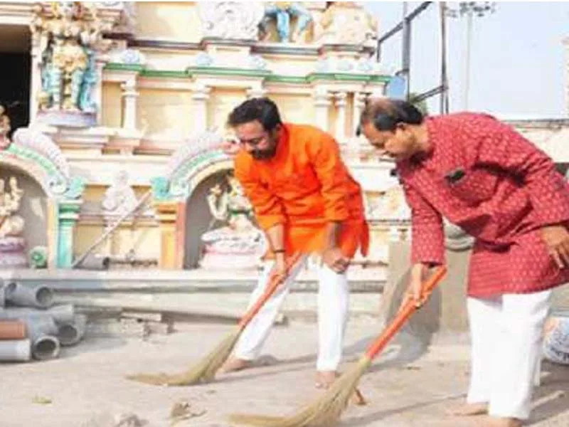 Leads Swachh Abhiyan in Hyderabad, Reddy
