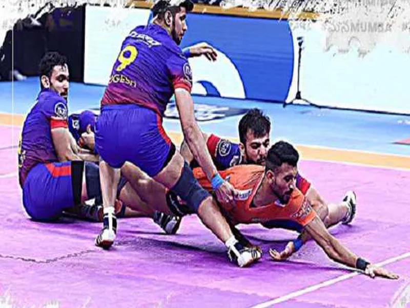 In the PKL, Dabang Delhi K.C. defeated U Mumba 39–33.