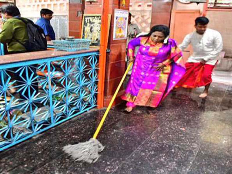 Telangana Govt. cleans the Hyderabad grounds of the Sri Hanuman temple