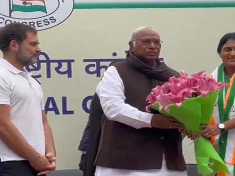 Cong and YS Sharmila combine the YSR Telangana party.