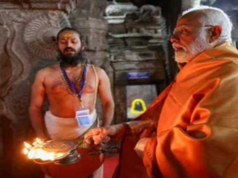 AP: At the Veerbhadra temple in Lepakshi, PM Modi pays prayers.