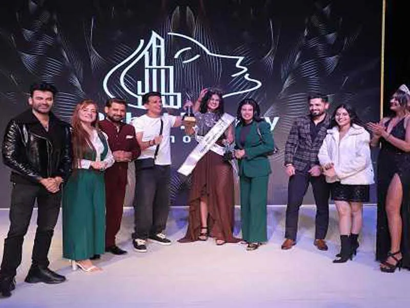 A girl from Jammu wins a beauty pageant hosted by Dreamz Production House and Dubai Beauty School.