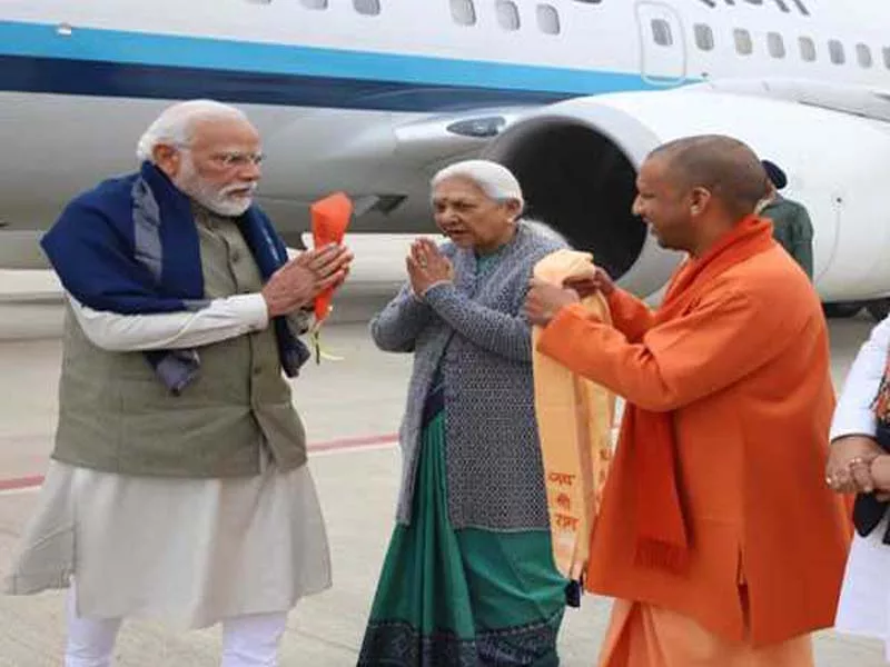 When PM Modi arrives in Ayodhya, he is greeted with petals.