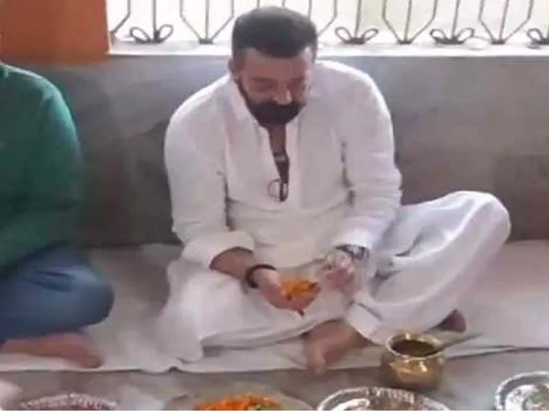 Pind daan was performed by Sanjay Dutt for the souls of his forefathers to rest.