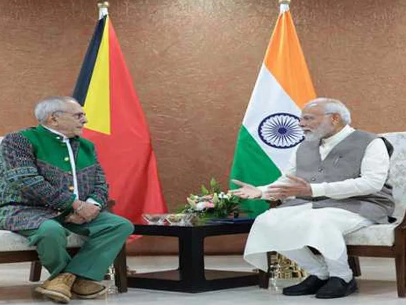 PM meets with leading CEOs and executives during the Vibrant Gujarat summit.