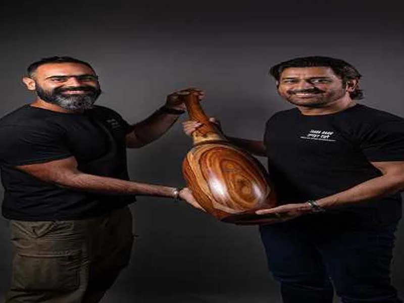 Dhoni and Tagda Raho join forces.