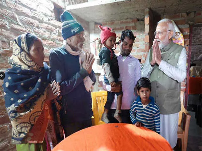 PM Modi pays an unexpected visit to the Ayodhya home of a Ujjwala Yojana beneficiary.
