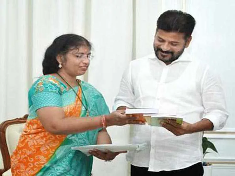 Telangana CM meets former DSP Nalini in Hyderabad