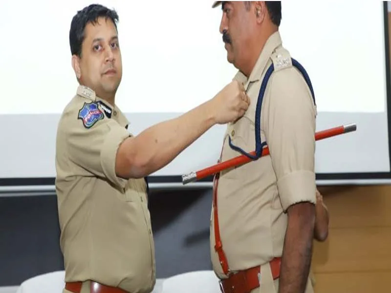 Cyberbad CP The top police officers received service medals from Avinash Mahanty, IPS.