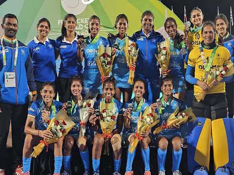 The Dutch women’s hockey team defeats the Indian squad 2–7.