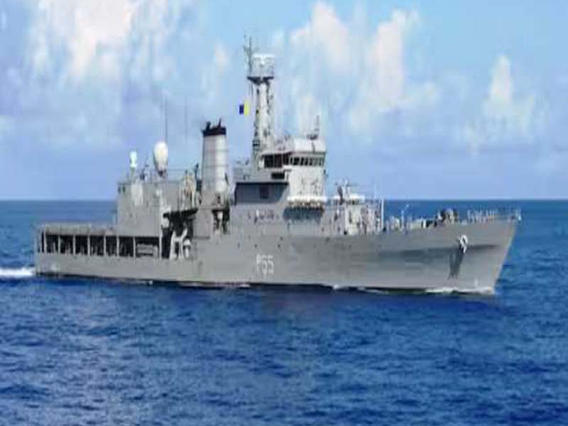 The Indian Navy frees a fishing boat that was seized in Sri Lanka.