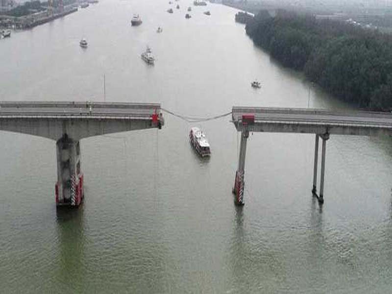 Ship strikes bridge in south China, leaving two killed and three missing.
