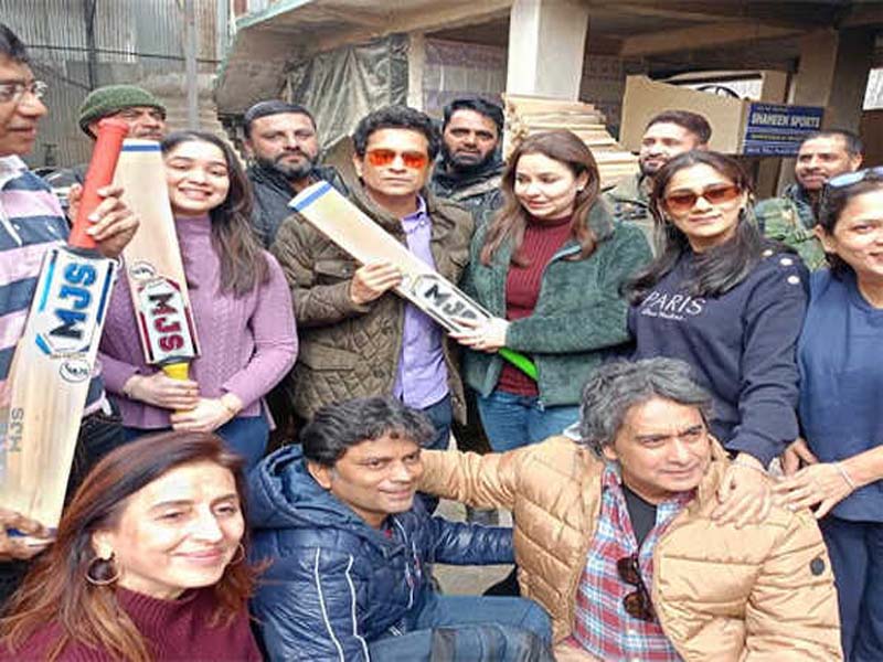 Tendulkar visits a South Kashmir bat manufacturing facility