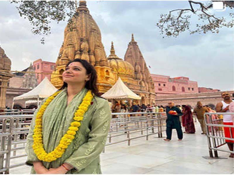 While in Banaras, Tamannaah Bhatia pays a visit to the Kashi Vishwanath temple.