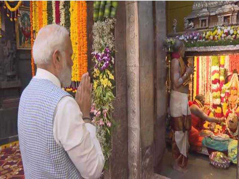 At the Ujjain Mahankali temple in Hyderabad, PM Modi delivers prayers.