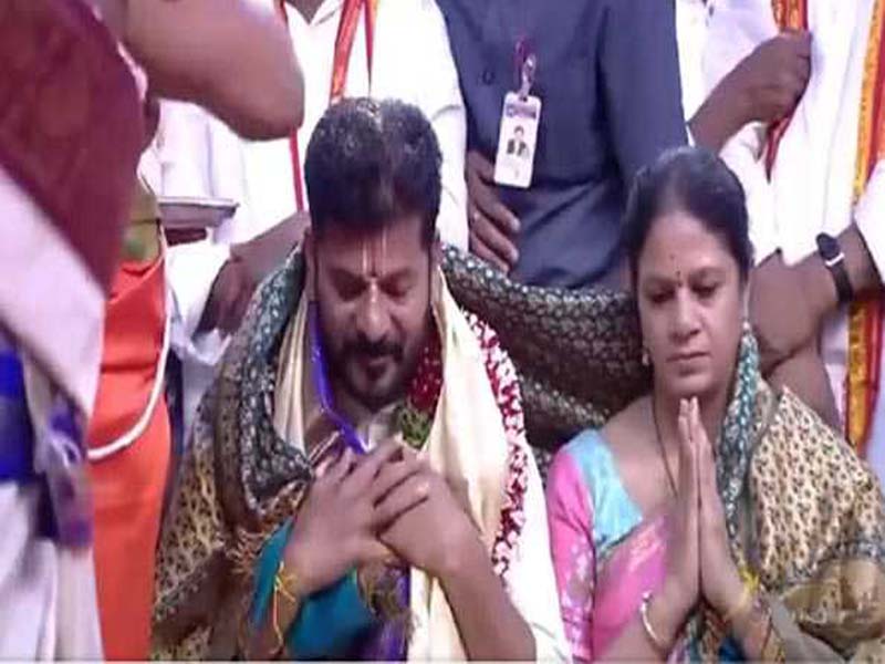 Telangana: CM gives Yadadri Swamy silk clothing at the start of Brahmostavam