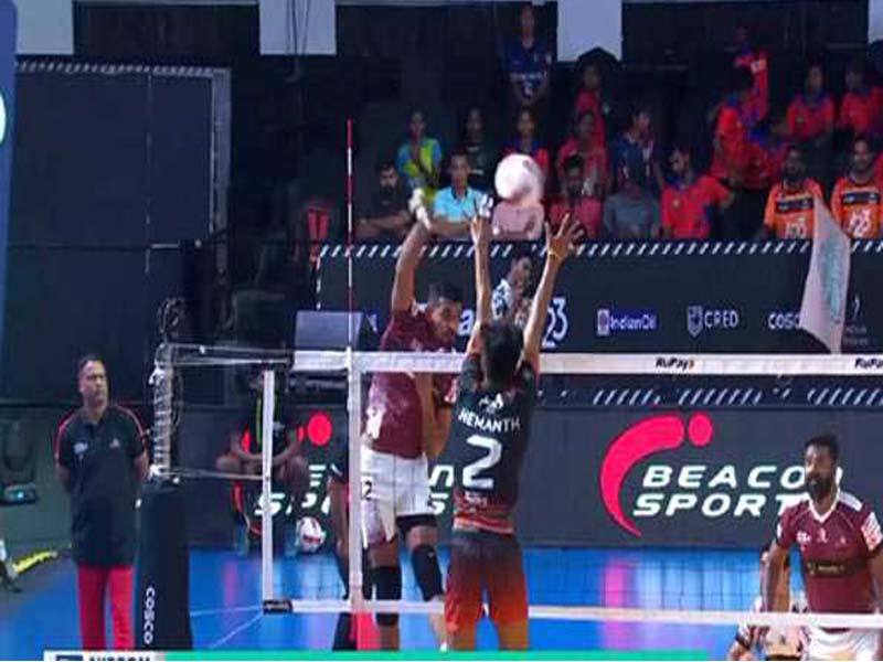 Hyderabad Black Hawks are defeated in straight sets by Calicut Heroes in the PVL.