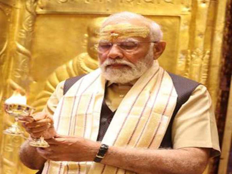 PM does a pooja at the temple of Kashi Vishwanath.