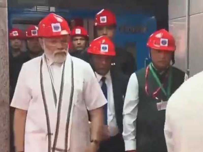 PM observes the PFBR’s core loading in Kalpakkam.