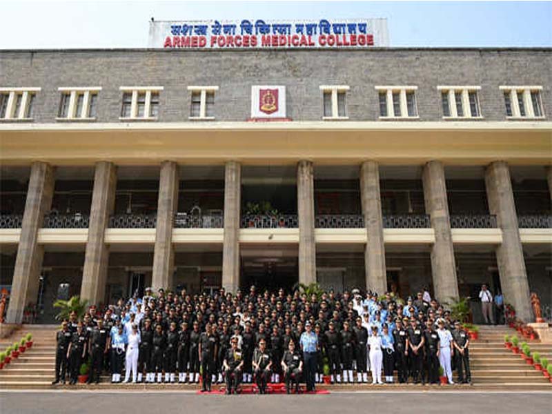 112 medical graduates received military commissions.