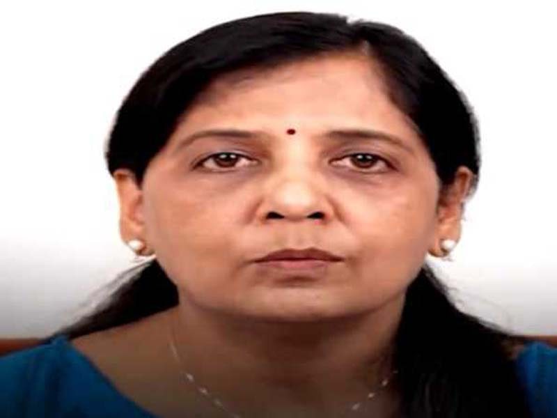 The wife of Delhi CM Tejriwal starts a Whatsapp campaign to get support.