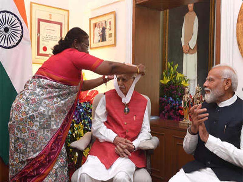 Veteran BJP member LK Advani receives the Bharat Ratna from President Murmu.