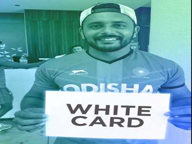 Indian hockey captains use the WhiteCard initiative to advocate for world peace and harmony.