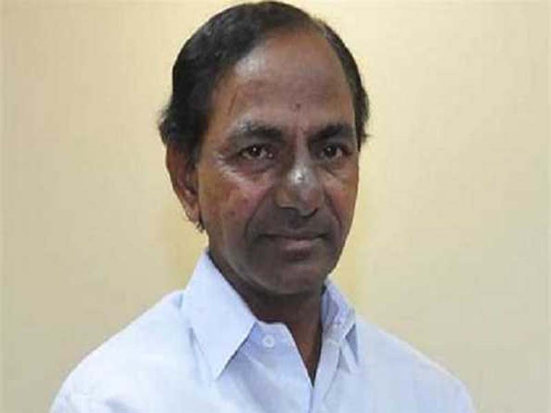 Former Chief Minister KCR inspects crops affected by drought in the Jalgaon area.