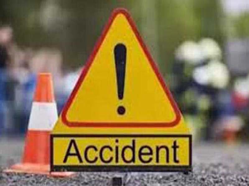 Telangana automobile strikes a road divider, killing two and injuring three.