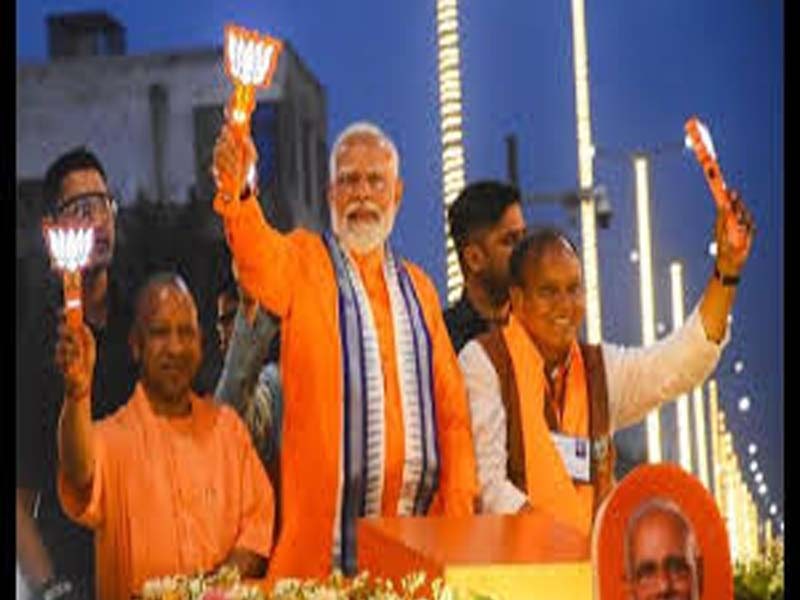 PM Modi visits Bareilly on a spectacular roadshow